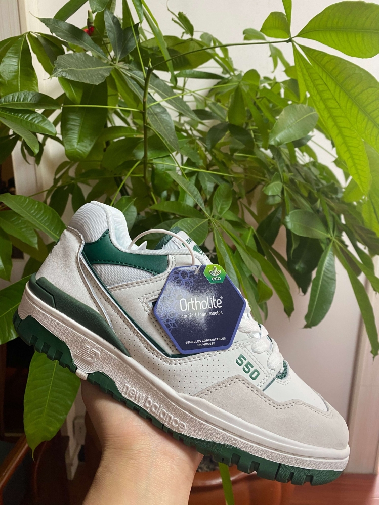 Белые кроссовки New Balance 550 с зелёными вставками оптом