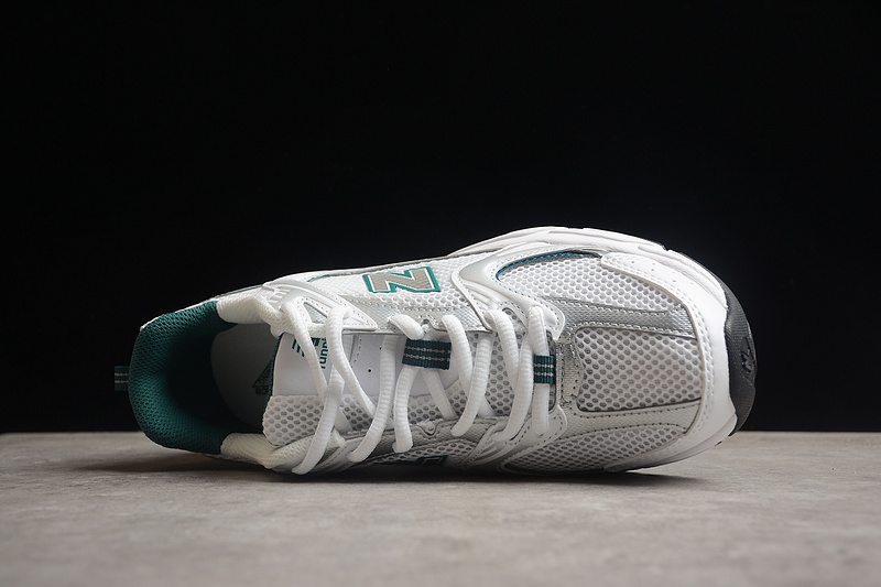 Белые кроссовки New Balance с зелёными элементами модель 530