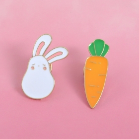 Миловидные пины с изображением белого кролика и морковки
