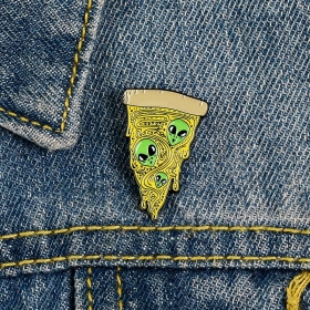 Кусок пиццы с головами инопланетян стильный значок