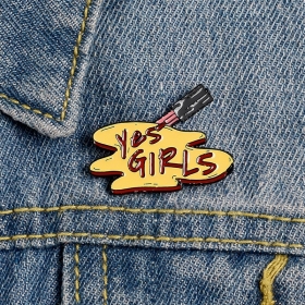 Пин-брошь с надписью "YES GIRLS" малиновой на желтом фоне