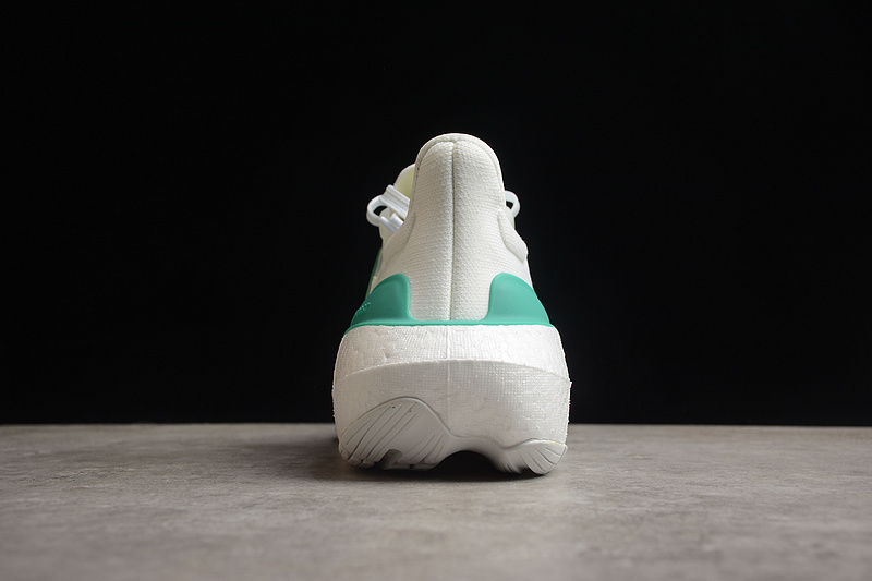 Кроссовки для бега бело-зелёных цветов Adidas ULTRA BOOST 23 