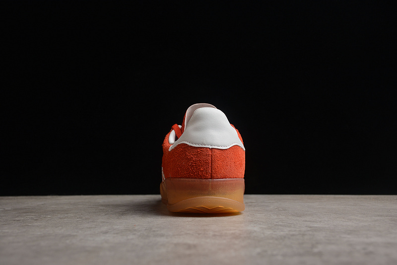 Кроссовки Adidas, модель Gazelle Indoor из замши красного цвета.