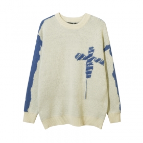 Стильный кремовый свитер от YL BOILING с крупным брендовым принтом