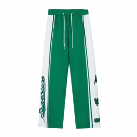 Брендовые зеленые штаны SEVERS с вышивками из слов и символов
