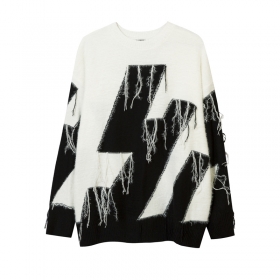 Белого цвета с черными вставками качественный свитер от YL BOILING