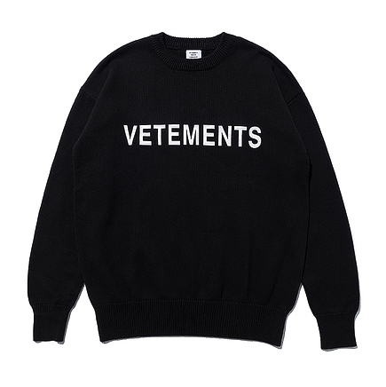 Свитер свободного кроя VETEMENTS WEAR черный с принтом названия бренда