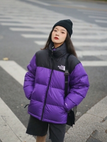 Фиолетового цвета эффектная модель куртки The North Face