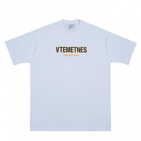 Универсальная белая футболка от VETEMENTS WEAR с буквенным принтом