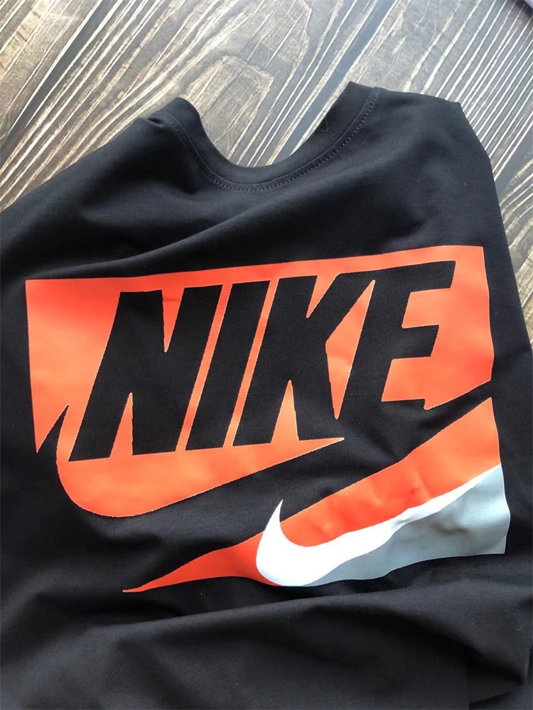 Чёрная Nike футболка выполнена из мягкого трикотажного хлопка