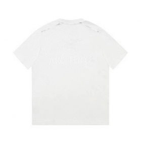 Белая Arcteryx хлопковая футболка с логотипом бренда на спине