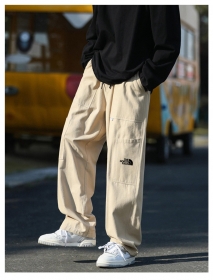 Бежевые The North Face прямые штаны выполнены из 100% хлопка