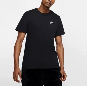 С вышитым логотипом на груди Nike футболка в черном цвете