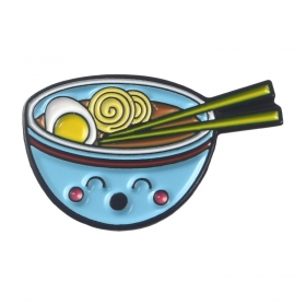 Миска супа Рамен с торчащими из нее палочками для еды пин