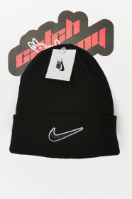 От бренда Nike чёрная шапка с вышитым логотипом бренда