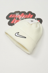 Белая Nike шапка с широким отворотом и удобной посадкой