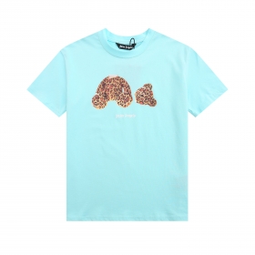 Голубая футболка бренда Palm Angels с принтом в виде лежачего медведя