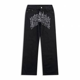 Чёрные джинсы фирмы OREETA с белым принтом-надписью спереди