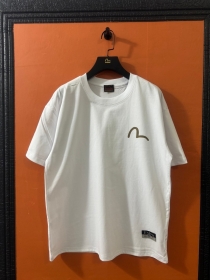 Белая базовая футболка с короткими рукавами от бренда Evisu