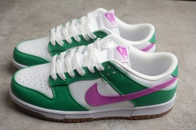 Кроссовки Nike SB Dunk Low бело-зелёного цвета с ярким розовым лого