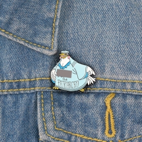 Значок-пин в виде курицы из мультфильма в голубом платье