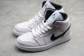 Женские кроссовки Nike Air Jordan 1 Mid нежного бело-розового цвета