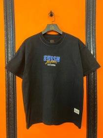 Повседневная чёрная Evisu с принтом футболка выполнена из 100% хлопка