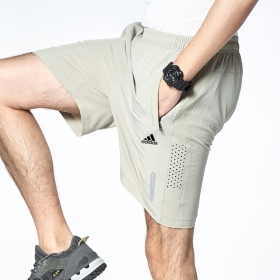 Бежевые спортивные шорты Adidas сбоку сетка для вентиляции