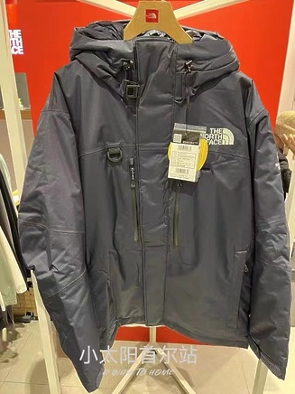 Запоминающаяся куртка The North Face с карманами в сером цвете