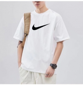 Белая свободного кроя универсальная футболка от бренда Nike