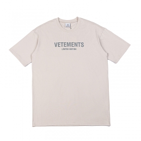 Светло-серая с лого бренда хлопковая футболка от VETEMENTS WEAR