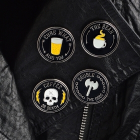 Округлые пины: череп, кофе, стакан пива и топор на черном фоне.
