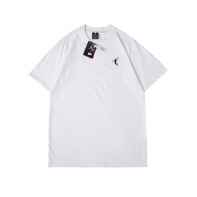 Повседневная футболка от бренда Jordan белого цвета без надписей