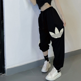 Стильные свободного покроя на резинке спортивные штаны Adidas чёрные