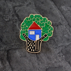 Синий домик на большом дереве универсальный значок
