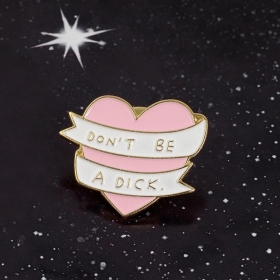 В виде розового сердца пин с надписью "don't be a dick"