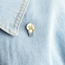 Молодежный маленький значок с изображением лампочки