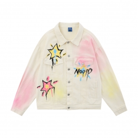 С принтом разноцветных звезд саржевая молочная куртка от TIDE EKU