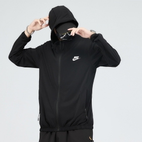 Чёрная нейлоновая Nike ветровка на молнии с капюшоном