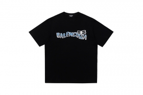 С синего цвета логотипом Balenciaga черная футболка