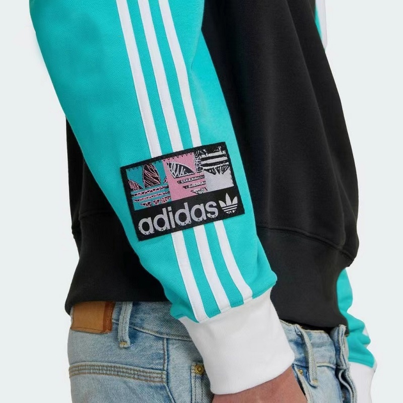 Толстовка чёрная Adidas с голубыми рукавами и фирменным патчем сбоку
