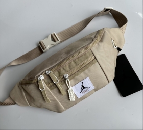 Бежевая поясная сумка Jordan с пластиковой застёжкой на поясе