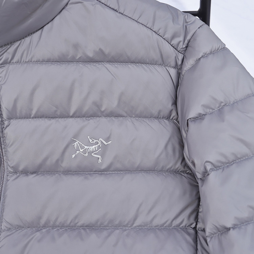 Серая классическая болоньевая куртка Arcteryx с лого на груди