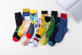 Средней длины разноцветные носки выполнены из хлопка