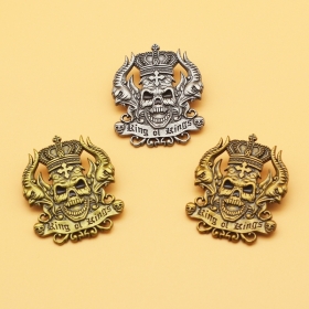 Значок-пин в виде черепа королевской особы в трех цветах