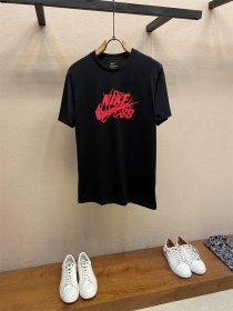 Стильная с красным принтом футболка в черном цвете Nike