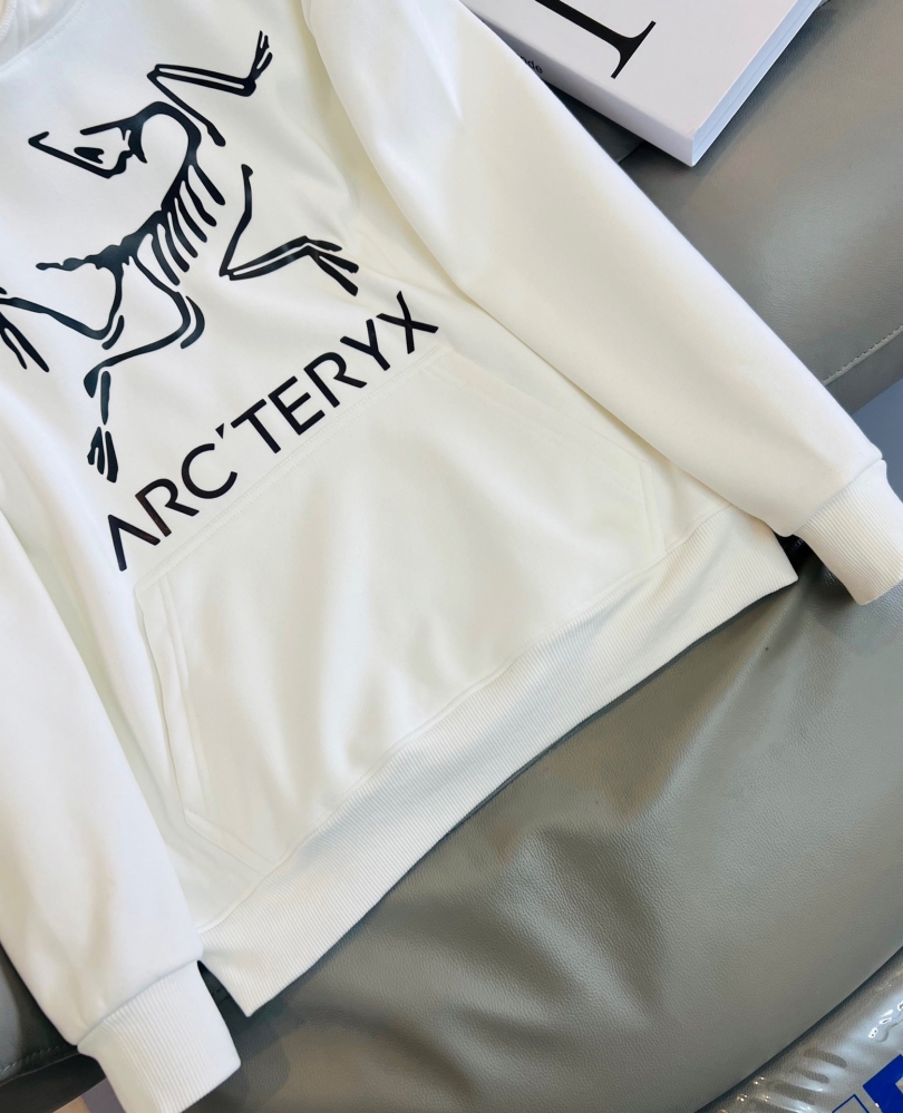 Белое худи Arcteryx с большим логотипом спереди