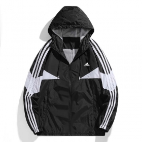 Стильная от бренда Adidas чёрная ветровка с капюшоном и карманами