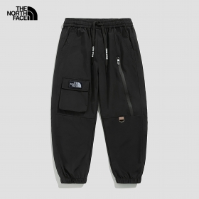 Чёрные зауженные снизу штаны The North Face выполнены из полиэстера