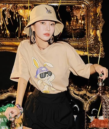 Оверсайз футболка MLB выполнена в бежевом цвете с принтом